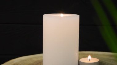 Siyah arkaplanda mum yakılıyor