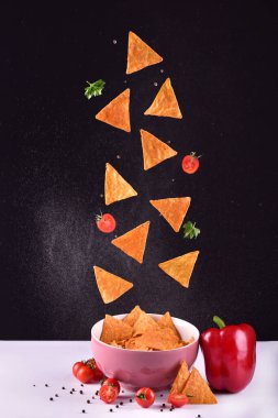 Siyah arka planda uçan patates cipsi