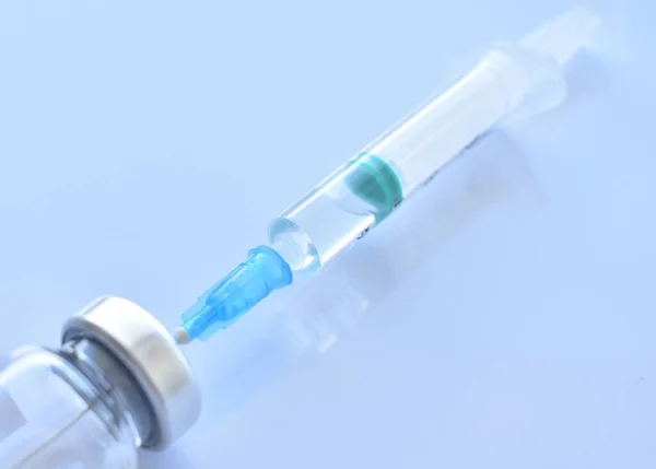 Vacuna Contra Covid Una Jeringa Con Una Vacuna Aislar — Foto de Stock