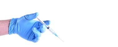 Elinde kovid 19 aşısı olan bir şırınga. Metin için boşluk