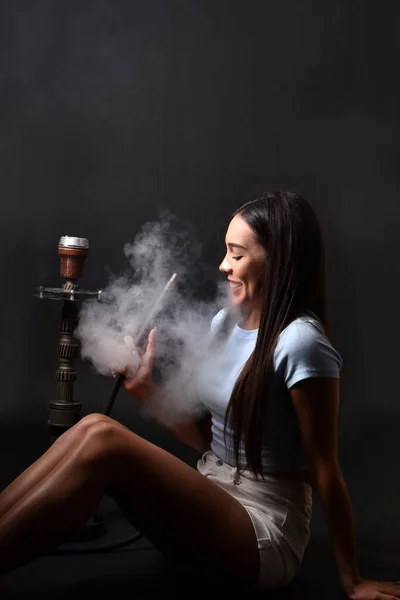 Het Meisje Rookt Een Hookah Een Zwarte Achtergrond Komt Rook — Stockfoto