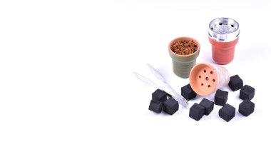 Beyaz arka planda sigara içmek için tütünü ve kömürü olan ookah kaseleri. Mesaj için yer var. Pankart