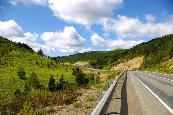 Bergweg op eiland Sachalin door zomer. — Stockfoto