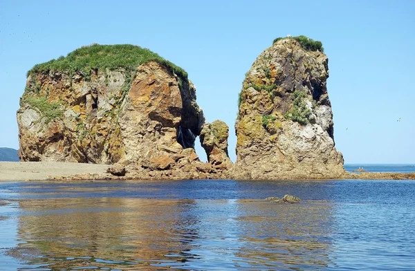 Pedra no cabo gigante, ilha de Sacalina — Fotografia de Stock