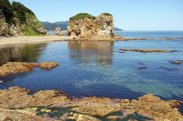 Bay Cape Giant, Ilha Sakhalin na maré baixa — Fotografia de Stock