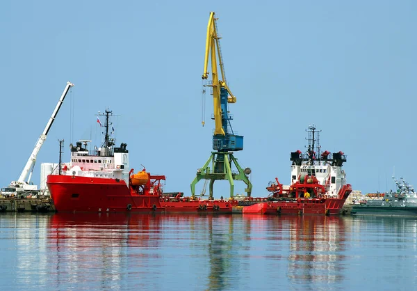 Bateau à moteur rouge à l'industrie pétrolière — Photo