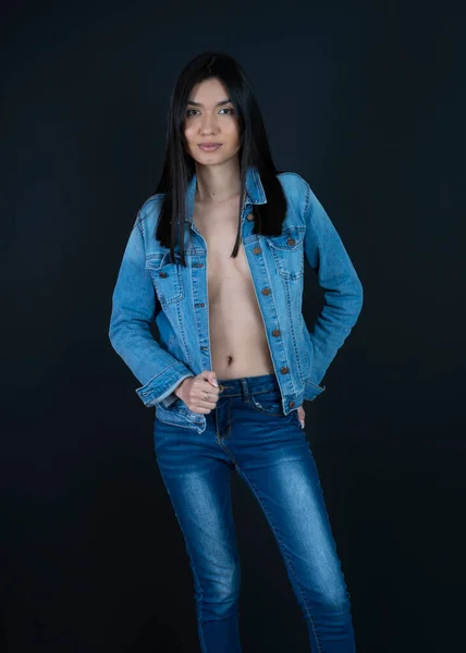 Jovem Mulher Vestindo Jeans Fundo Preto — Fotografia de Stock