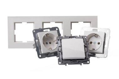 Stüdyo ışıkları. Soket ve düğme beyaz arka planda, yanında üç modül için bir çerçeve var. Yakın plan.