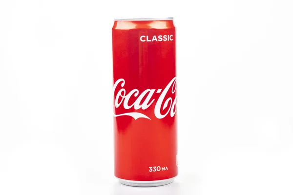 Minsk Vitryssland Oktober 2020 Studiobelysning Röd Metallburk Coca Cola Täckt — Stockfoto