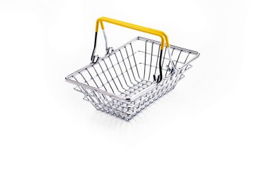 Stüdyo ışıkları. Ürünler için oyuncak metal sepet. Beyaz arka planda. Yakın plan.