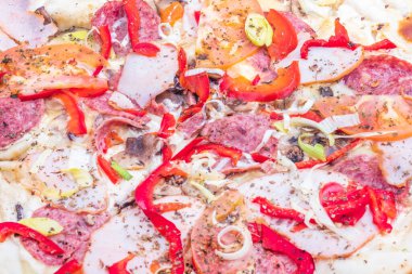 Stüdyo ışıkları. Karton kutuda pizza. Kenarlarında yağ izleri var. Beyaz arka planda. Yakın plan.