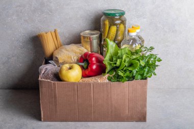 Stüdyo ışıkları. Ürün seti. Gevrekler, metal kutularda konserve yiyecekler. Ömür boyu yetecek kadar yiyeceğe konsept sağlamak.