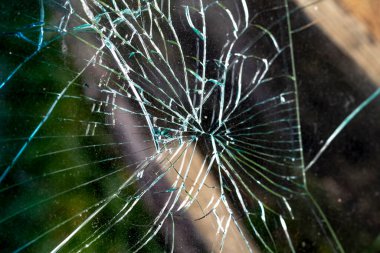 Gün ışığı. Çatlağın ortasında araba camı var. Yakın plan.