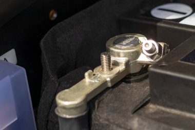 Gün ışığı. Arabanın akü terminali. Yakın plan.