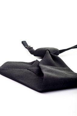 Stüdyo ışıkları. Beyaz arka planda elastik bantlı koyu renk kravat. yakın plan