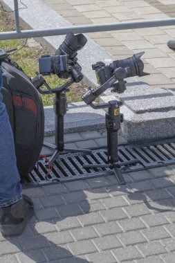 Minsk. Beyaz Rusya. 9 Mayıs 2020. Asfaltta iki tane sabit kamera var. Muhabirlerin yanında. Yakın plan..