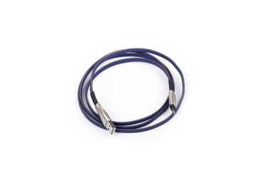 Stüdyo ışıkları. Beyaz bir arkaplan kablosunda, telefonu şarj etmek veya bağlamak için kablo, USB flaş bellek