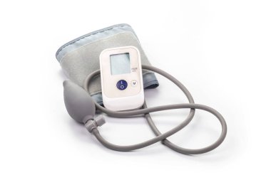 Stüdyo ışıkları. Beyaz bir arka planda, izolasyon yok, bir insanın basıncını ölçmek için bir cihaz. Yakın plan.