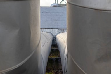 Gün ışığı. Metal borular ısı kaybını azaltmak için özel izolasyonla kaplıdır. ana ısıtma