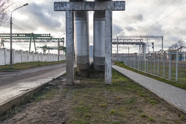 Światło Dzienne Rury Metalowe Pokryte Specjalną Izolacją Celu Zmniejszenia Strat — Zdjęcie stockowe