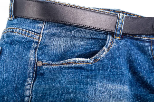 Studiobeleuchtung Blaue Jeans Trug Einen Schwarzen Gürtel Auf Weißem Hintergrund — Stockfoto