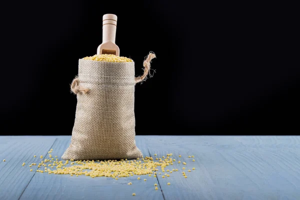 Iluminación Estudio Mijo Sobre Fondo Madera Una Cuchara Madera Fondo —  Fotos de Stock