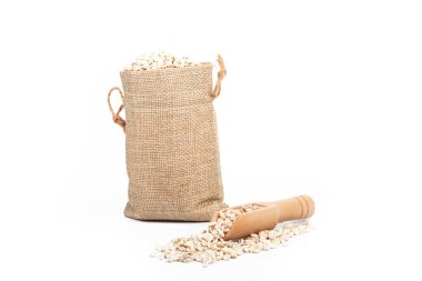 Stüdyo ışıkları. Beyaz arka planda Groats, yakın plan. İnci arpa. Yalnızlık yok