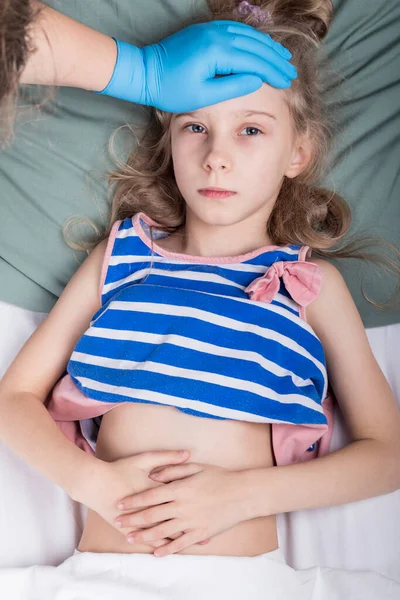 Éclairage Studio Enfant Écolier Aux Cheveux Blancs Trouve Lit Médecin — Photo