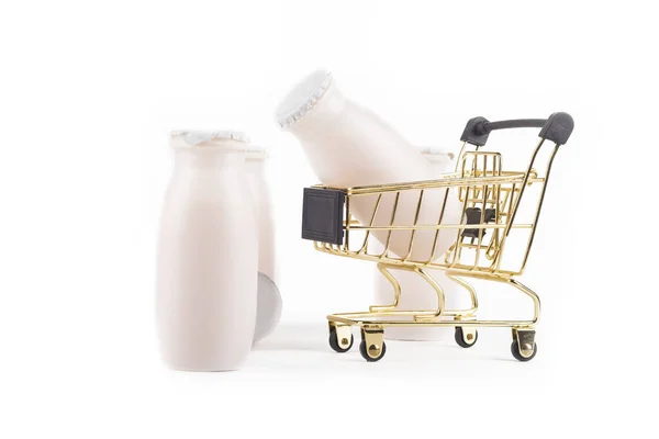 Fehér Háttérrel Gyerek Bevásárlókocsi Sárga Fehér Műanyag Palackot Tartalmaz Nincs — Stock Fotó