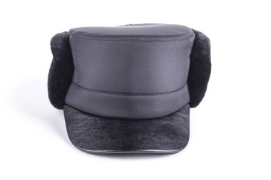 Beyaz arka planda. Kış ayini için ordu ya da polis şapkası. Yakın plan.