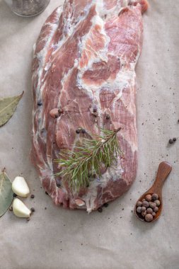 Et pişirmek için özel kağıt. Domuz boyunlu fileto. Ayrıca baharatların ve baharatların yanında.,