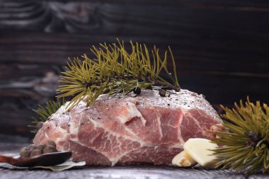 Eskimiş ahşap arka plan, grunge tarzı. Domuz boyunlu fileto. Ayrıca baharatların ve baharatların yanında..