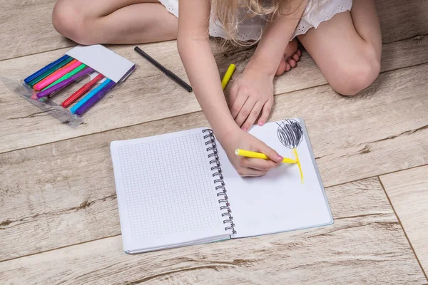 Éclairage Enfant Tient Crayon Dans Main Dessine Dans Carnet Situé — Photo