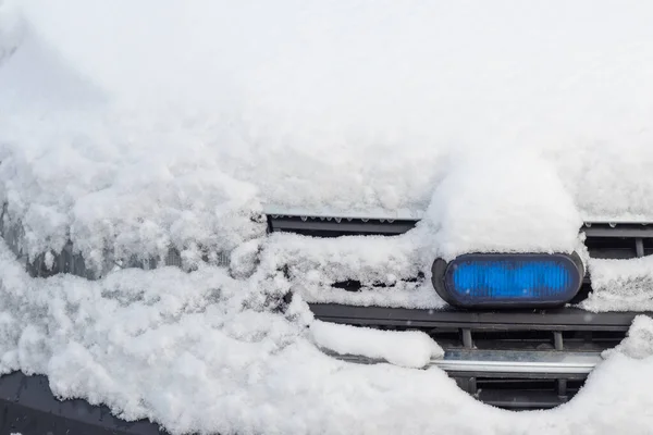 天亮了警察在雪地下发出蓝色警笛 后续行动 — 图库照片