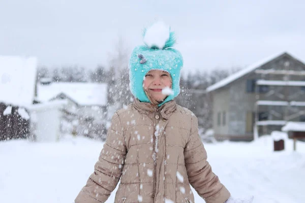 Naturalne Światło Śnieżna Zima Dziecko Zimowej Kurtce Dziany Kapelusz Rzuca — Zdjęcie stockowe