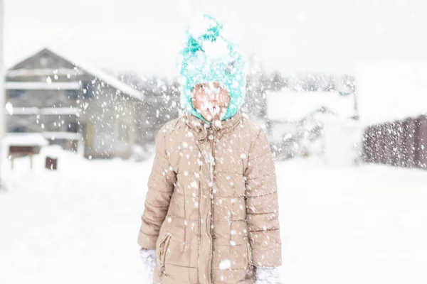 Naturalne Światło Śnieżna Zima Dziecko Zimowej Kurtce Dziany Kapelusz Rzuca — Zdjęcie stockowe