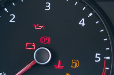 Doğal ışık. Arabanın torpidosu. Motor arızası göstergesi yanıyor. Yakın plan.