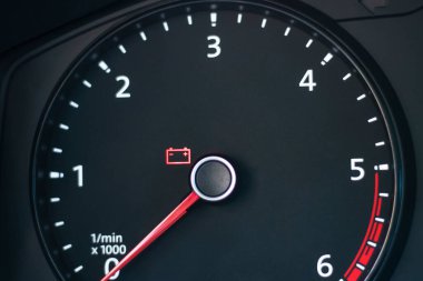 Doğal ışık. Arabanın torpidosu. Pil göstergesi açık. Yakın plan.
