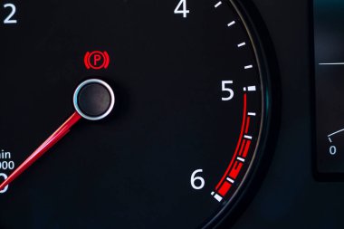Doğal ışık. Arabanın torpidosu. El freni göstergesi açık. Yakın plan.
