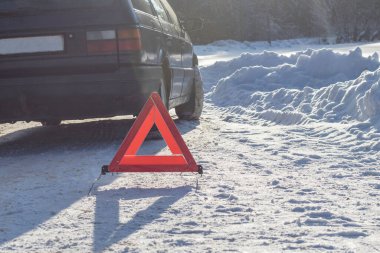 street lighting. white snow. There's a pack sign on it. Warns of a car breakdown or danger. It is necessary to increase attention, or provide assistance clipart