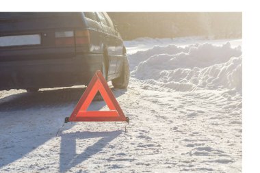 street lighting. white snow. There's a pack sign on it. Warns of a car breakdown or danger. It is necessary to increase attention, or provide assistance clipart