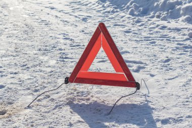 Sokak lambası. Beyaz kar. Sokak lambası. Beyaz kar. Üzerinde paket tabelası var. Araba arızası ya da tehlike uyarısı. İlgi çekmek ya da yardım etmek gereklidir.