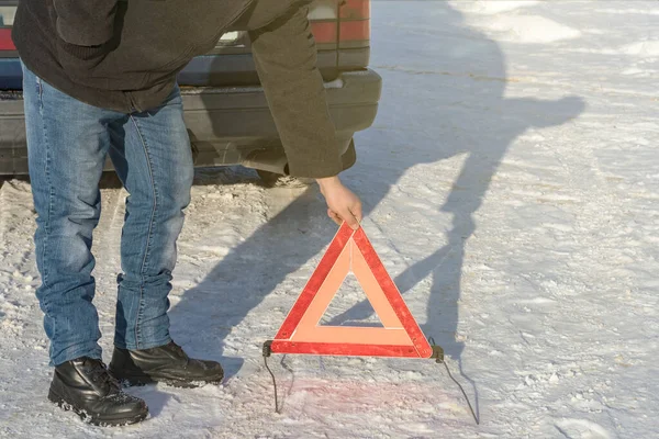 Вуличне Освітлення Білий Сніг Чоловік Ставить Аварійний Знак Пошкодження Транспортного — стокове фото