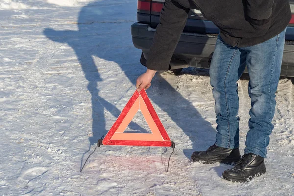 Вуличне Освітлення Білий Сніг Чоловік Ставить Аварійний Знак Пошкодження Транспортного — стокове фото