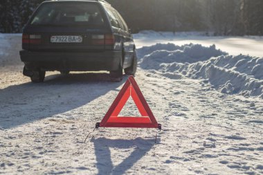 Minsk. Beyaz Rusya. 06 Şubat 2021. Karda retro mavi bir araba park edilmiş. Kötü hava
