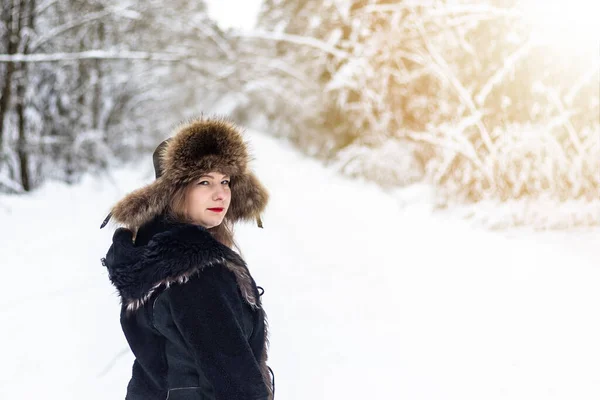 Oświetlenie Ulicy Biały Śnieg Dziewczyna Wyglądzie Kaukaskim Patrzy Nas Tle — Zdjęcie stockowe