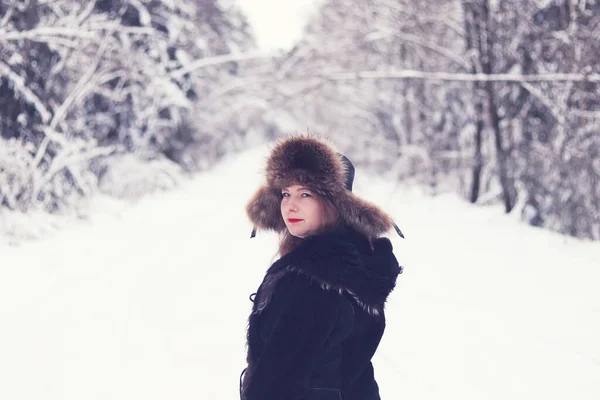 Уличное Освещение Белый Снег Девушка Белой Внешностью Смотрит Нас Заднем — стоковое фото