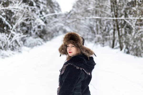Oświetlenie Ulicy Biały Śnieg Dziewczyna Wyglądzie Kaukaskim Patrzy Nas Tle — Zdjęcie stockowe