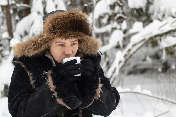 Alumbrado Público Nieve Blanca Una Chica Bebe Una Taza Café —  Fotos de Stock