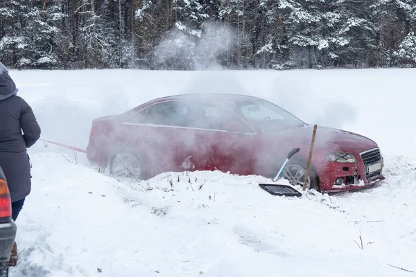 Winter Road Red Car Skidded Ditch Badly Damaged People Trying — Stock Photo, Image